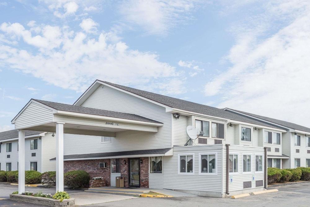 Super 8 By Wyndham Portland/Westbrook Area Hotel Exterior photo
