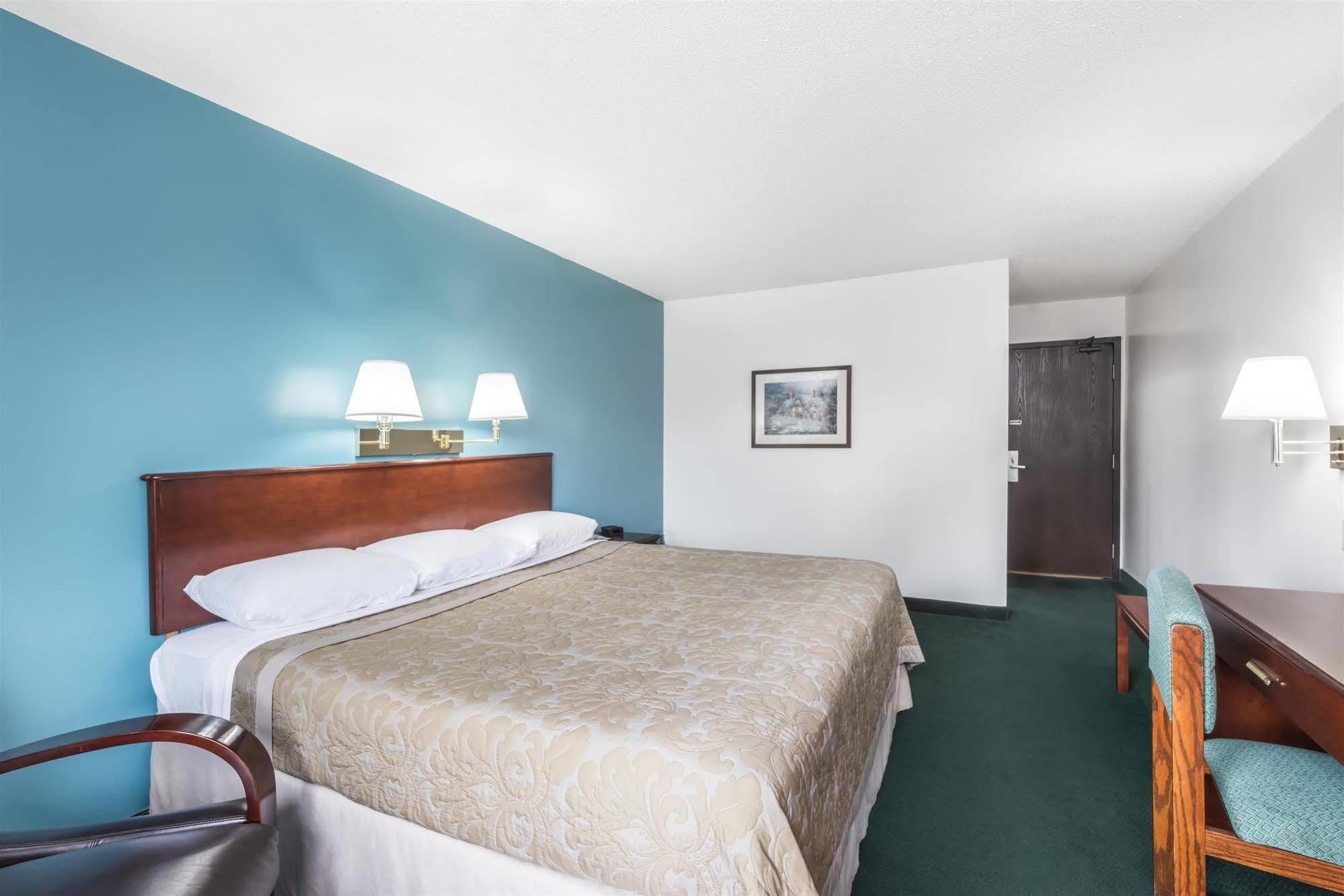 Super 8 By Wyndham Portland/Westbrook Area Hotel Exterior photo
