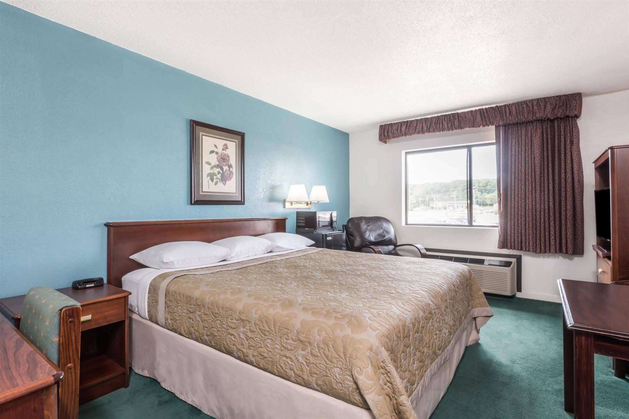 Super 8 By Wyndham Portland/Westbrook Area Hotel Exterior photo