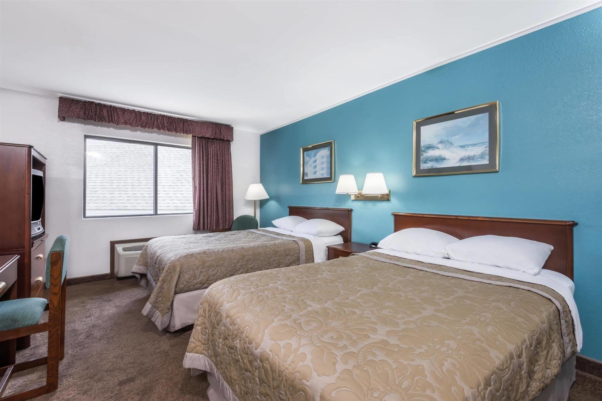Super 8 By Wyndham Portland/Westbrook Area Hotel Exterior photo
